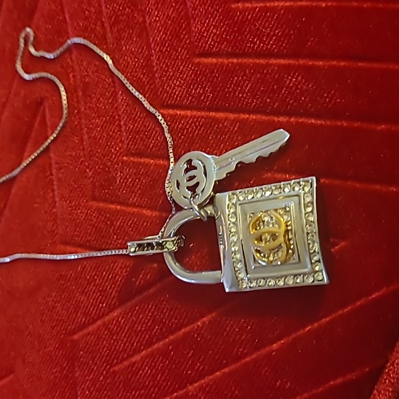 Chanel necklace please read